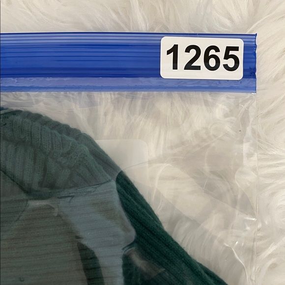 💚 Fashion Nova Cropped V Neck Sweater - Picture 8 of 8